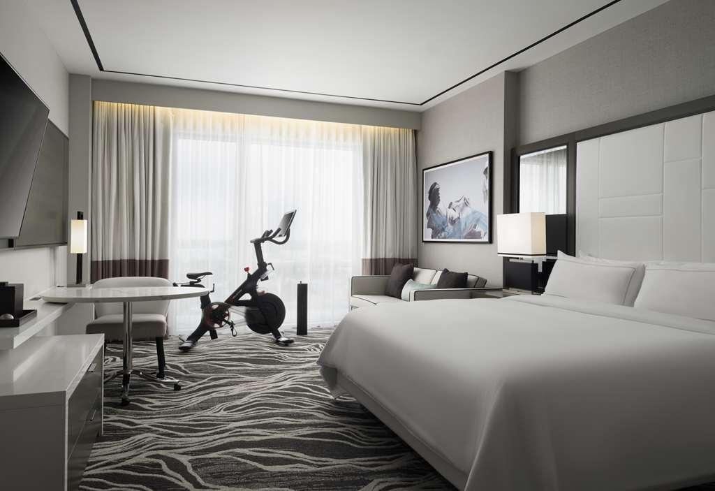 Hilton Miami Aventura Hotel Room photo