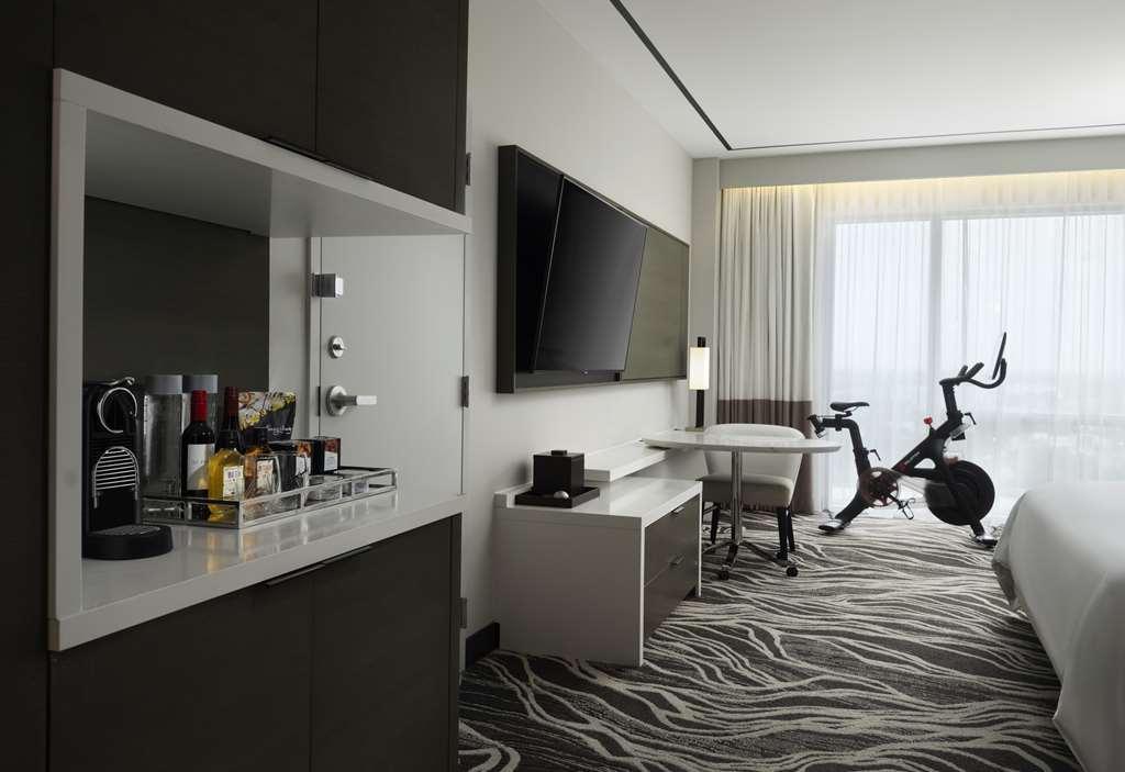 Hilton Miami Aventura Hotel Room photo